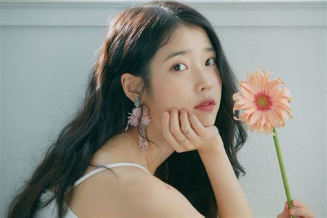 아이유 연애, 그녀의 음악과 감정의 교차로